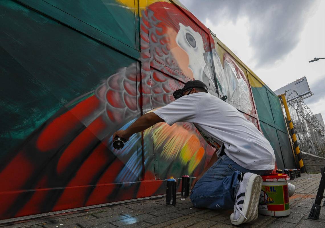 La corporación de jóvenes el Arte es la solución, buscan enviar un mensaje con sus pinturas urbanas de paisajes que contribuyan a la armonía de todos los habitantes del área metropolitana. Foto: Manuel Saldarriaga Quintero.