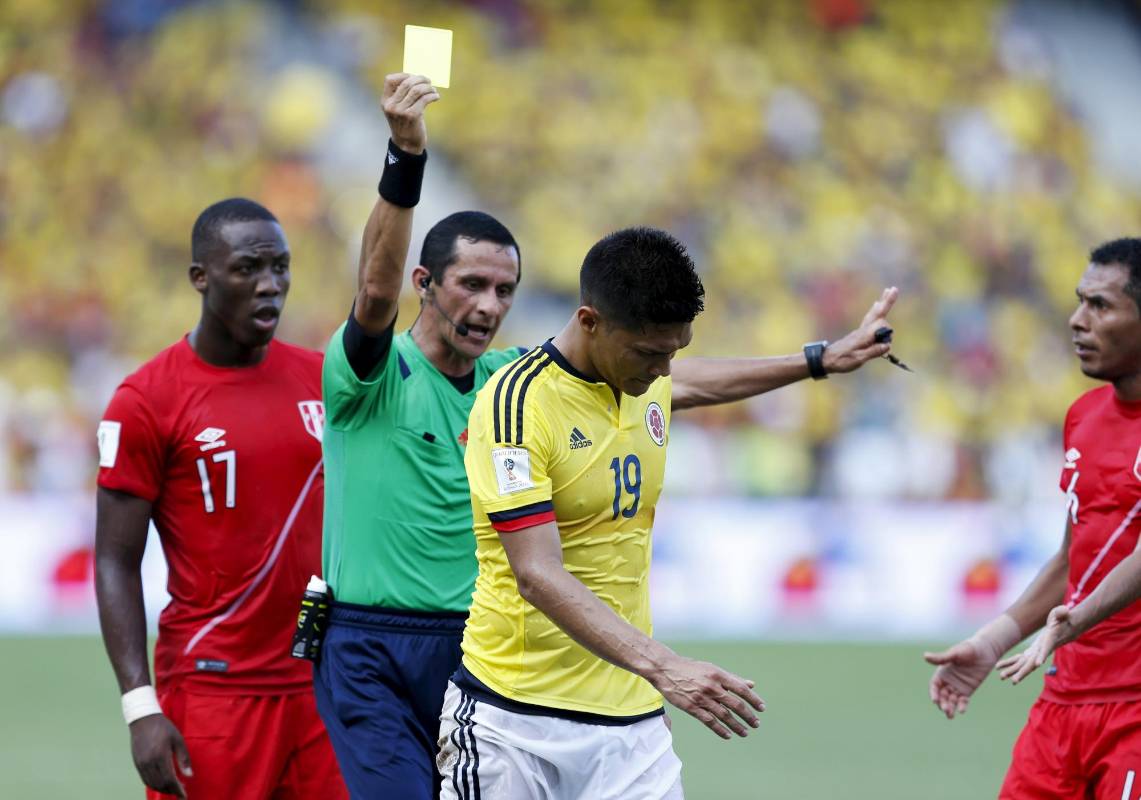 El mismo Teófilo recibió tarjeta amarilla por parte del juez central 7 minutos después de anotar el gol. FOTO REUTERS