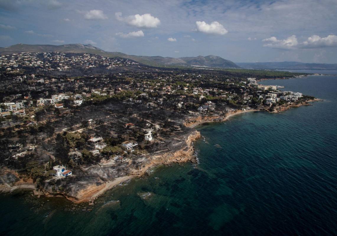 Ante las criticas por no haber evacuado poblaciones, el Gobierno resaltó la imposibilidad de emprender semejante acción en tan poco tiempo, ya que los incendios se propagaron con suma velocidad, empujados por vientos que superaron los 100 kilómetros por hora. FOTO: AFP 