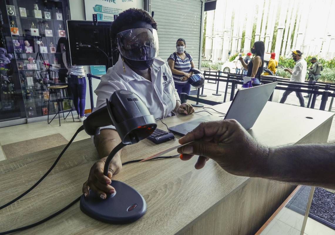 De manera cuidadosa y aplicando los controles de seguridad, en la cuidad de Medellín, aun en época de cuarentena por el covid-19, los centros comerciales Gran Plaza, Oviedo y el Mall de la Frontera, abrieron sus puertas para las personas que desean ir de compras en sus almacenes. Foto: Manuel Saldarriaga Quintero
