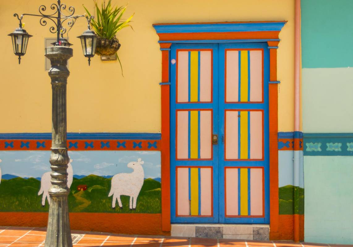 Guatapé tiene su encanto en que ha sabido recuperar su tradición de antaño al pintar sus casas y puertas creando un ambiente único. Foto: Camilo Suarez