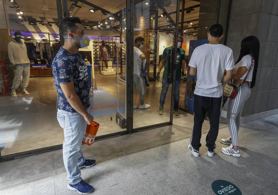 De manera cuidadosa y aplicando los controles de seguridad, en la cuidad de Medellín, aun en época de cuarentena por el covid-19, los centros comerciales Gran Plaza, Oviedo y el Mall de la Frontera, abrieron sus puertas para las personas que desean ir de compras en sus almacenes. Foto: Manuel Saldarriaga Quintero