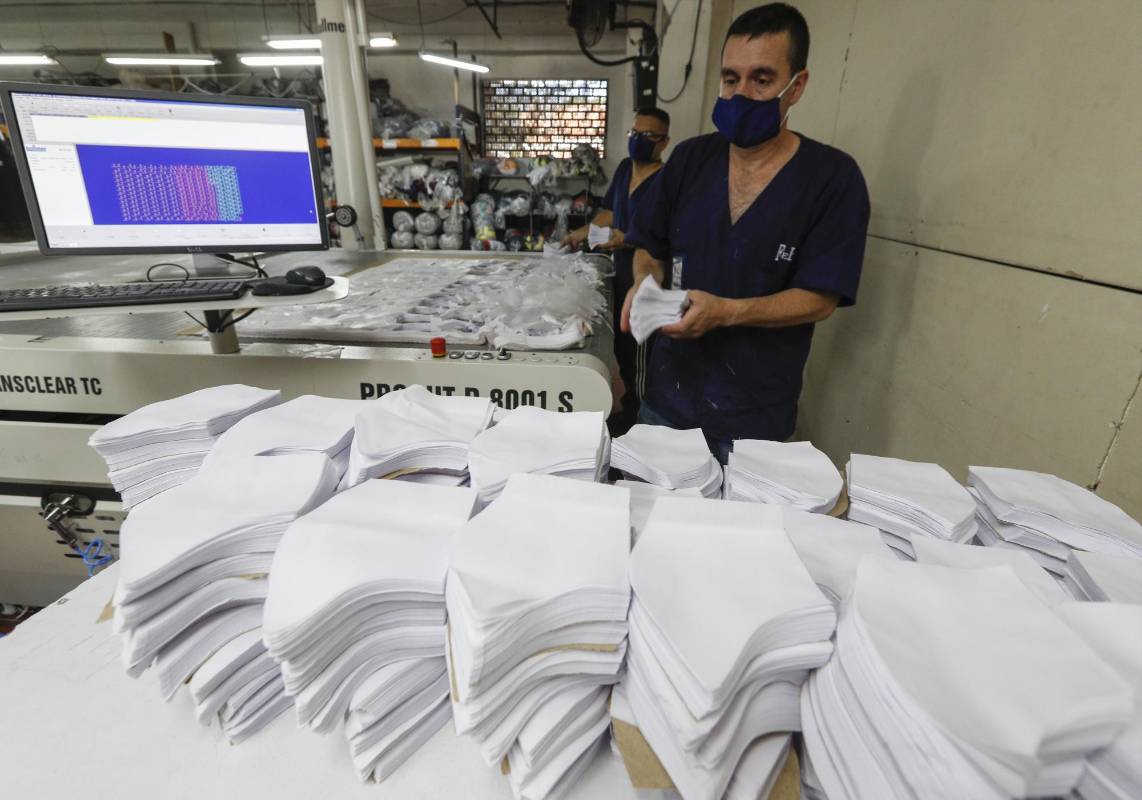 El sector de la confesión Antioqueña encontró oportunidades en medio de la emergencia sanitaria, seguir operando en la producción de implementos como el tapabocas y claves para la generación de empleo por estos días. Felja es una de la empresas que confecciona camisetas para el Éxito. Foto: Manuel Saldarriaga Quintero
