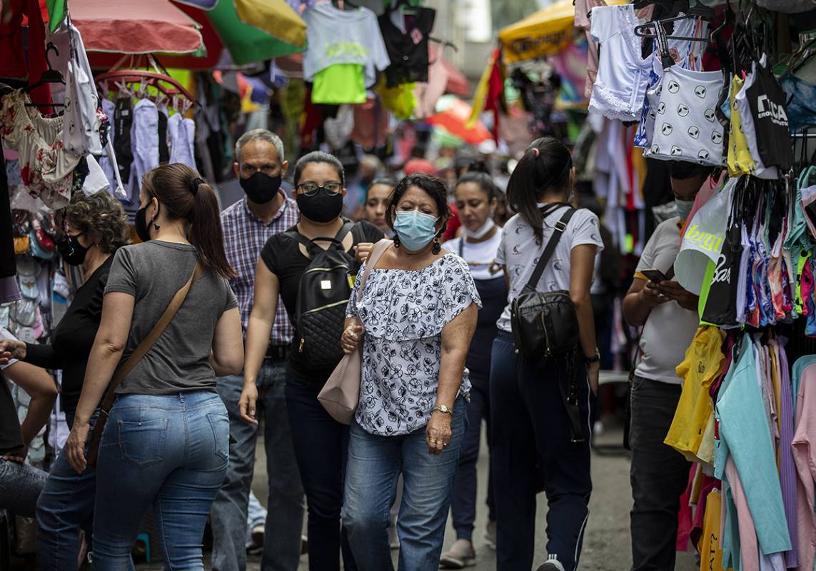 Preocupa que el espacio público ha sido tomado por los informales, por los vendedores carnetizados, pero también por ilegales. Foto Camilo Suárez