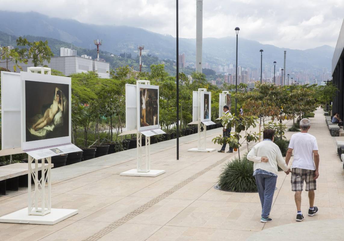 Hay visitas guiadas hechas por los jóvenes de la Red de Artes Visuales de Medellín, quienes fueron capacitados por el museo para contar la historia de las obras. Foto: Edwin Bustamante.