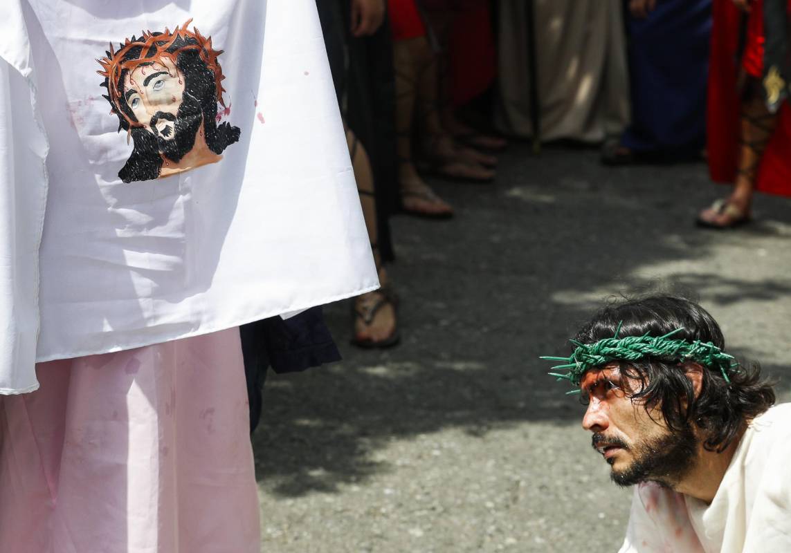 El viacrucis del barrio Villa del Socorro, en la comuna 2 de Medellín, tiene la representación en vivo. Foto Manuel Saldarriaga