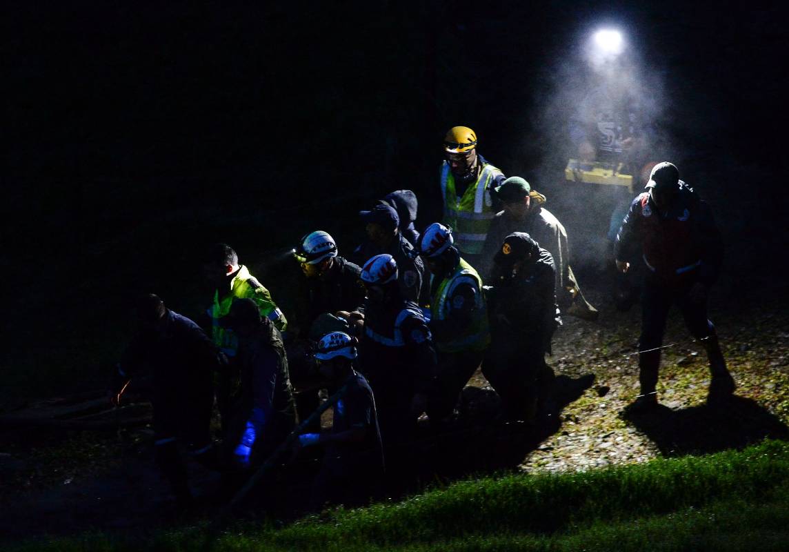Según el general José Gerardo Acevedo, comandante de la Policía Metropolitana, la evacuación de los cadáveres restantes se hará por vía aérea, mientras las condiciones climáticas lo permitan, pues el acceso de vehículos a la zona es difícil. FOTO AFP