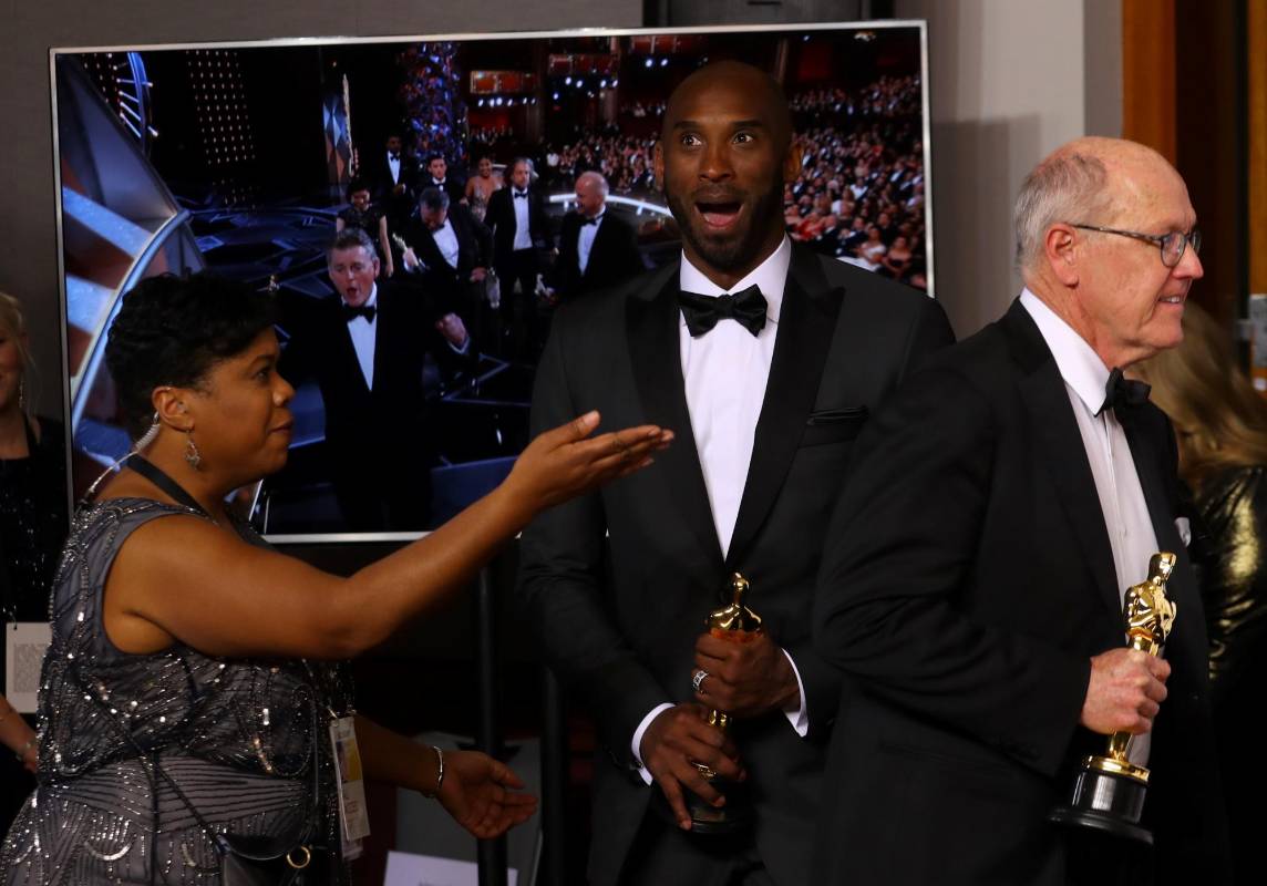 Kobe Bryant sorprendido con su Óscar por Mejor Corto Animado. FOTO Reuters
