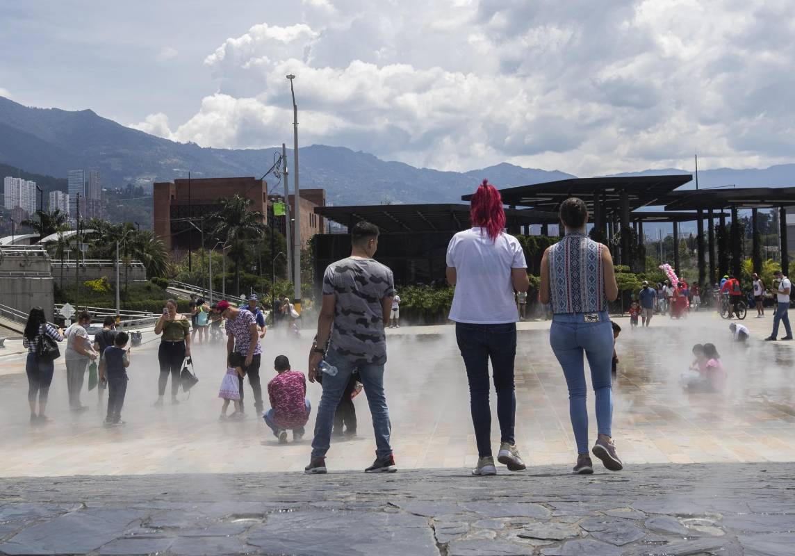 Son 950 boquillas muy delgadas para la salida de cortinas de agua que crean un microclima ideal para el desarrollo de actividades al aire libre. Foto: Manuel Saldarriaga Quintero.