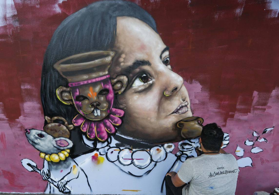 23 artistas urbanos tomaron sus aerosoles y brochas para darle color a la avenida Guayabal en el festival de grafiti de Comfenalco, Medellín. La temática de este año fue aquellos animales indeseados por ciertas personas que los consideran como “plagas” pero que son importantes para el ecosistema. Foto: Manuel Saldarriaga Quintero.