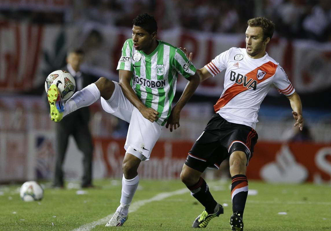 Luis Carlos Ruiz disputa el balón con Germán Pezzela. Uno de los duelos estelares de la final. FOTO AP
