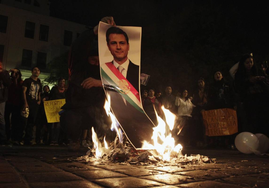 Para algunos Peña Nieto enfrenta la mayor crisis desde que asumió el poder hace casi dos años. FOTO REUTERS