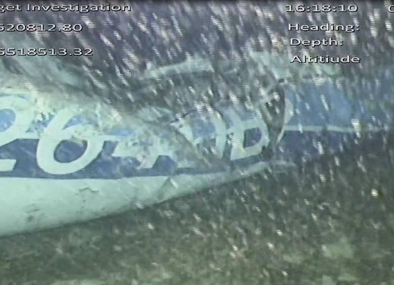 Una imagen del avión captado por la cámara submarina del equipo de AAIB. FOTO AFP