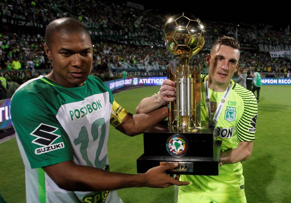 El capitán Alexis Henríquez y el arquero Franco Armani levantando el trofeo de la Recopa Sudamericana. FOTO REUTERS