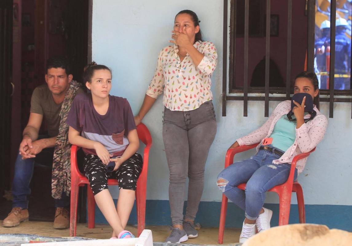 Un deslizamiento de tierra que ocurrió a la media noche del pasado domingo en el municipio de Valdivia cayó sobre un establecimiento comercial donde se encontraban unas 20 personas, según el reporte inicial de las autoridades. Foto: Juan Antonio Sánchez.