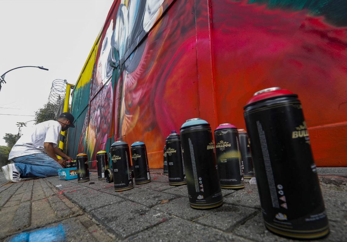 La corporación de jóvenes el Arte es la solución, buscan enviar un mensaje con sus pinturas urbanas de paisajes que contribuyan a la armonía de todos los habitantes del área metropolitana. Foto: Manuel Saldarriaga Quintero.