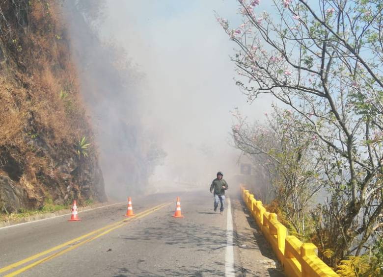 Producto de la humareda, la vía Barbosa-Hatillo tuvo que ser cerrada por el riesgo para los conductores. FOTO: Cortesía Seccional de Tránsito de la Policía.