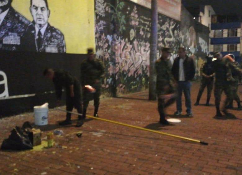 Un mural que mostraba cifras sobre los llamados falsos positivos y que usaba la imagen de algunos miembros y antiguos miembros del Ejército fue borrado el 19 de Octubre en Bogotá. FOTO: Colprensa