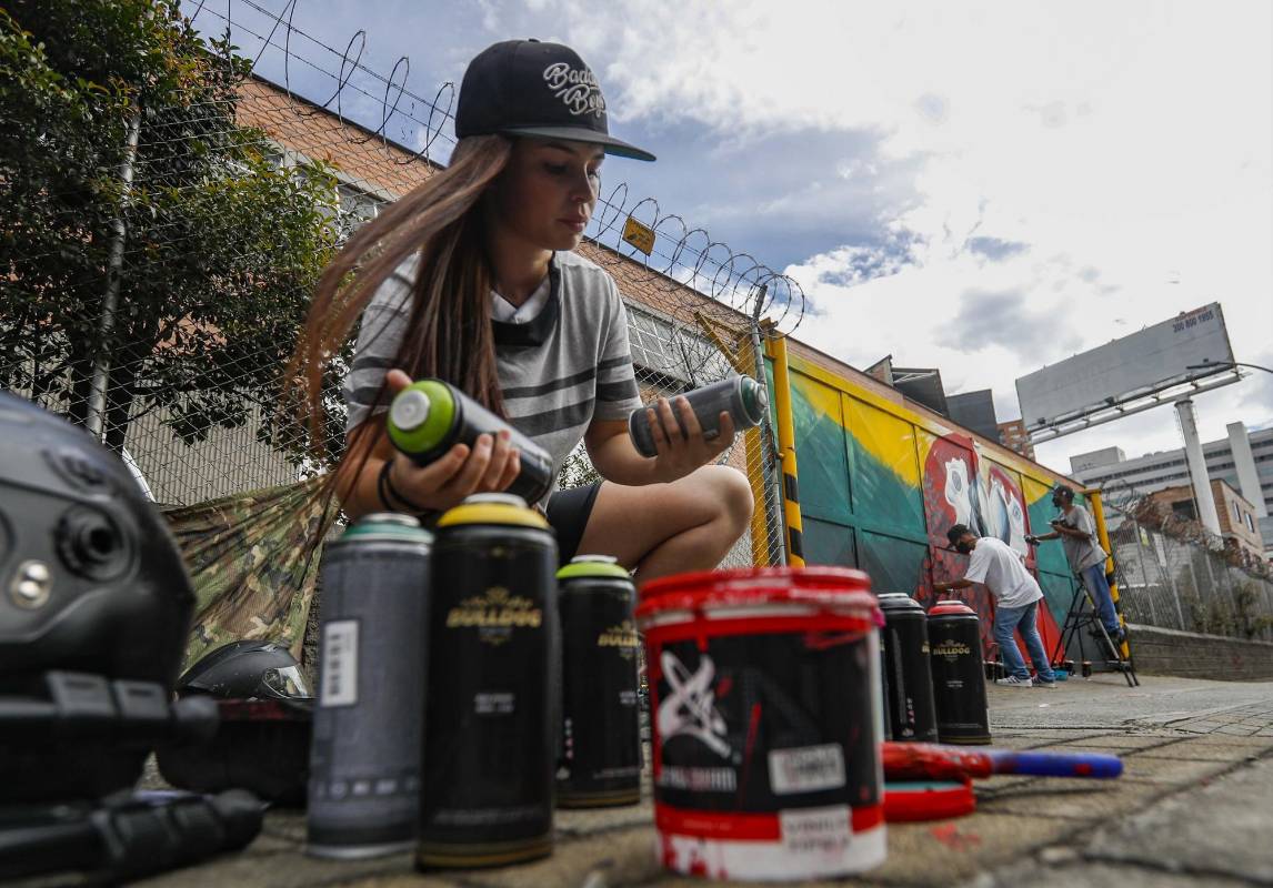 La corporación de jóvenes el Arte es la solución, buscan enviar un mensaje con sus pinturas urbanas de paisajes que contribuyan a la armonía de todos los habitantes del área metropolitana. Foto: Manuel Saldarriaga Quintero.