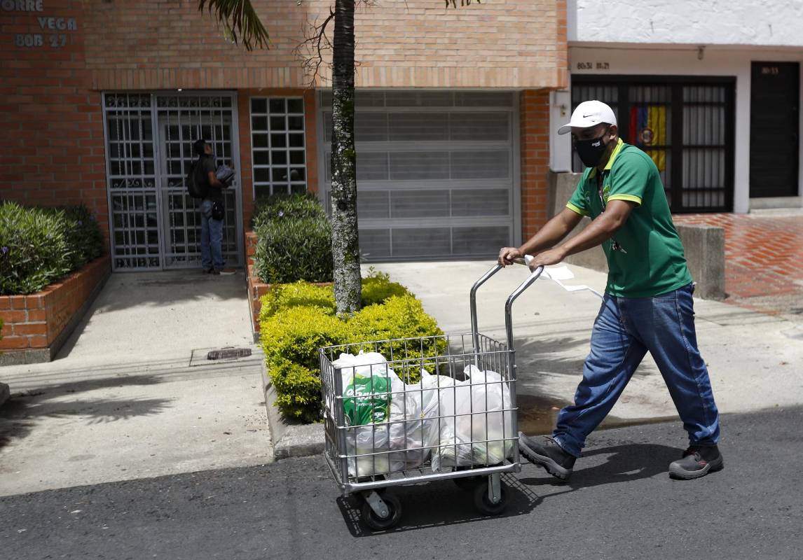 Se transformaron para cuidar a sus clientes y poder sobrevivir económicamente. Foto: Manuel Saldarriaga Quintero.