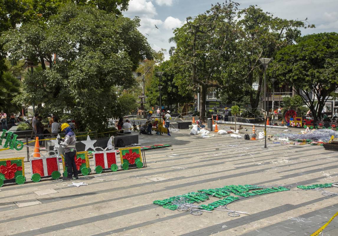 Esta semana comenzó la instalación de las luces y los adornos de Navidad. FOTO CAMILO SUÁREZ