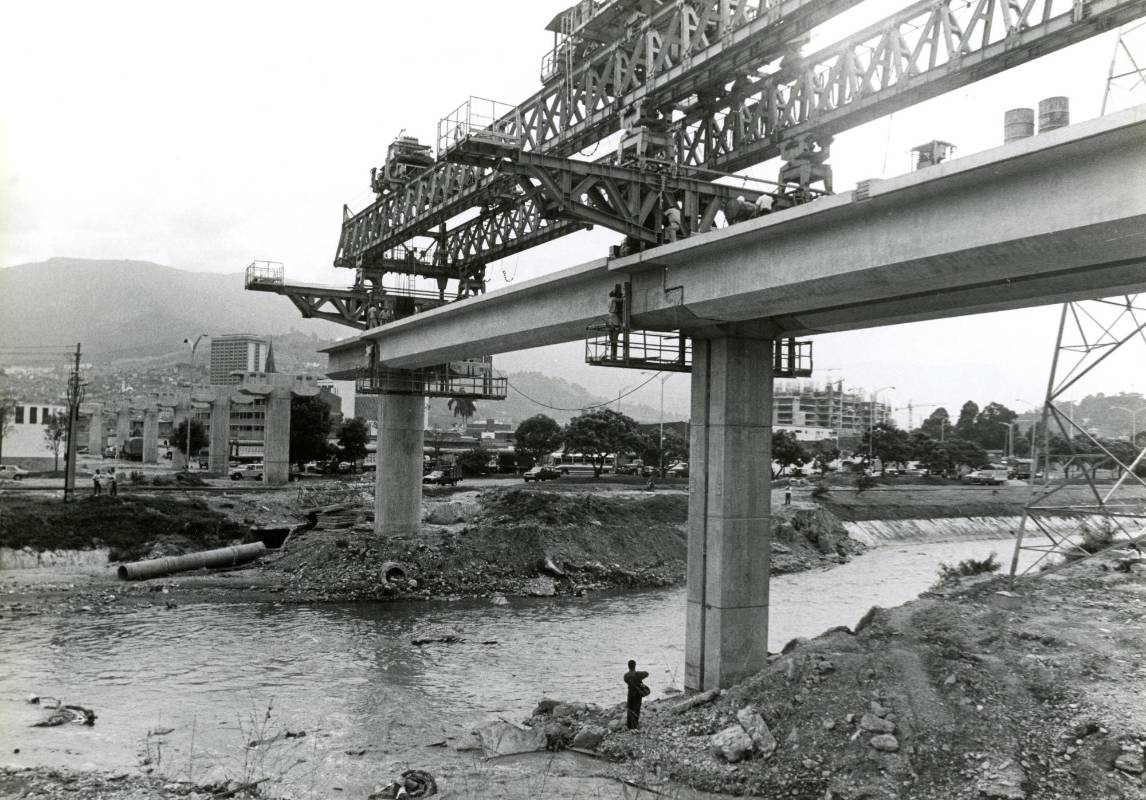 El Consorcio Hispano Alemán decidió suspender la construcción del sistema por falta de dinero en 1989. Alegaba problemas para la importación de maquinaria y equipos, y el incremento de los gastos por el cambio de trazado. FOTO: CIP - EL COLOMBIANO