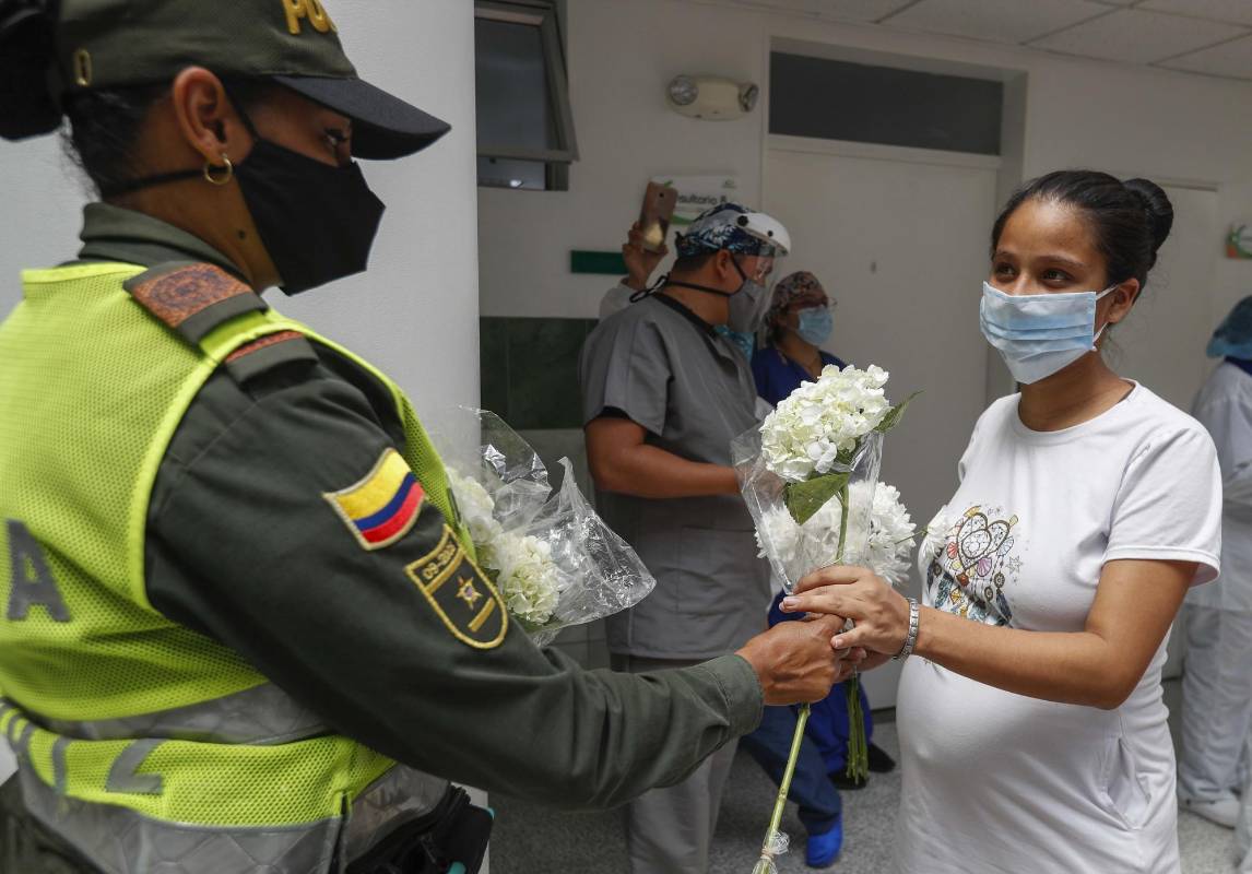 Sorprendidas quedaron las madres en la unidad intermedia la piloto del barrio Manrique de Medellín, cuando llegaron miembros de la policía Metropolitana acompañados de un conjunto de mariachis a celebrarles su día especial. Foto: Manuel Saldarriaga Quintero.