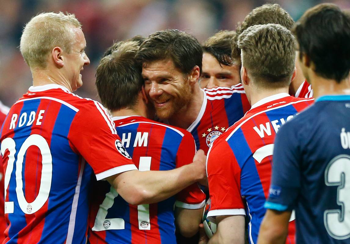 Xabi Alonso remató la serie y definió la clasificación del club alemán a su decimosexta semifinal en la historia. FOTO AP