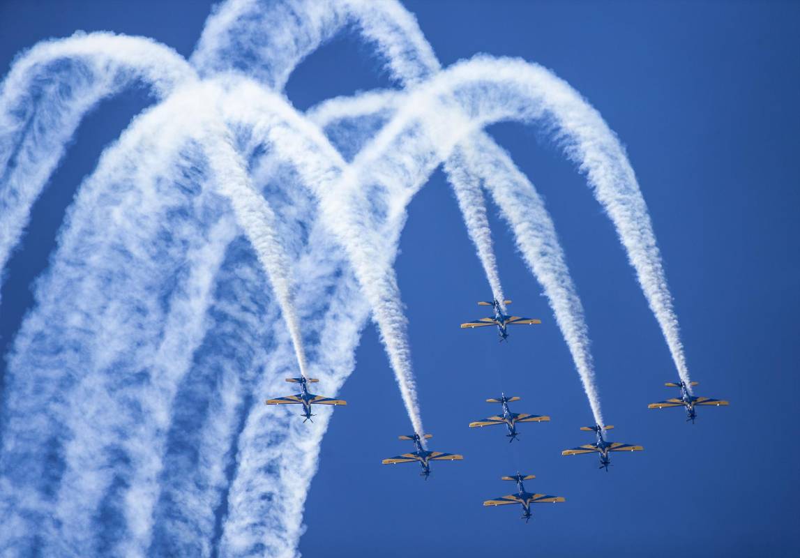 Las escuadrillas realizaron con sus aeronaves maniobras aplaudidas por los asistentes que, incrédulos, vieron acrobacias de película en el aeropuerto José María Córdova. FOTO JUAN ANTONIO SÁNCHEZ 