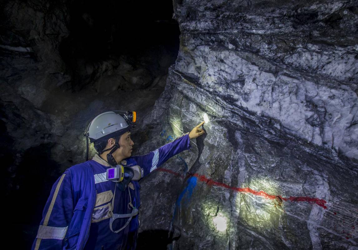 Marcación en la roca de la veta donde se encuentra el oro unido con otro metales. FOTO JUAN ANTONIO SÁNCHEZ
