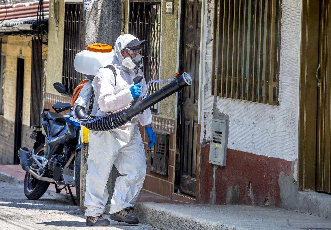 Esta campaña tiene por objeto disminuir la presencia de bacterias, hongos y virus que puedan contaminar las superficies de la ciudad. Foto Juan Antonio Sánchez Ocampo
