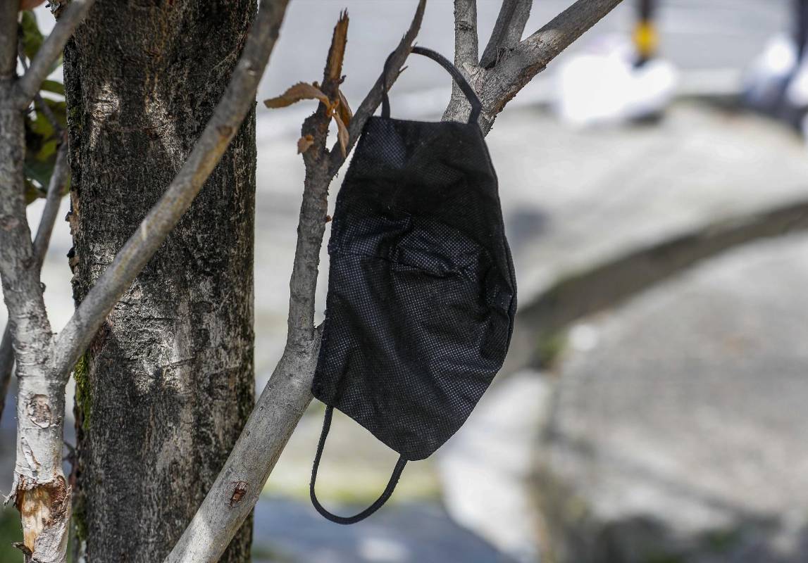 Los tapabocas que son elementos de bioseguridad, esos que protegen y salvan vidas, son tirados al piso como basura después de su uso. Una preocupante práctica porque genera contaminación y además un riesgo porque no se sabe el estado de salud de quien los usó. Foto: Manuel Saldarriaga Quintero.