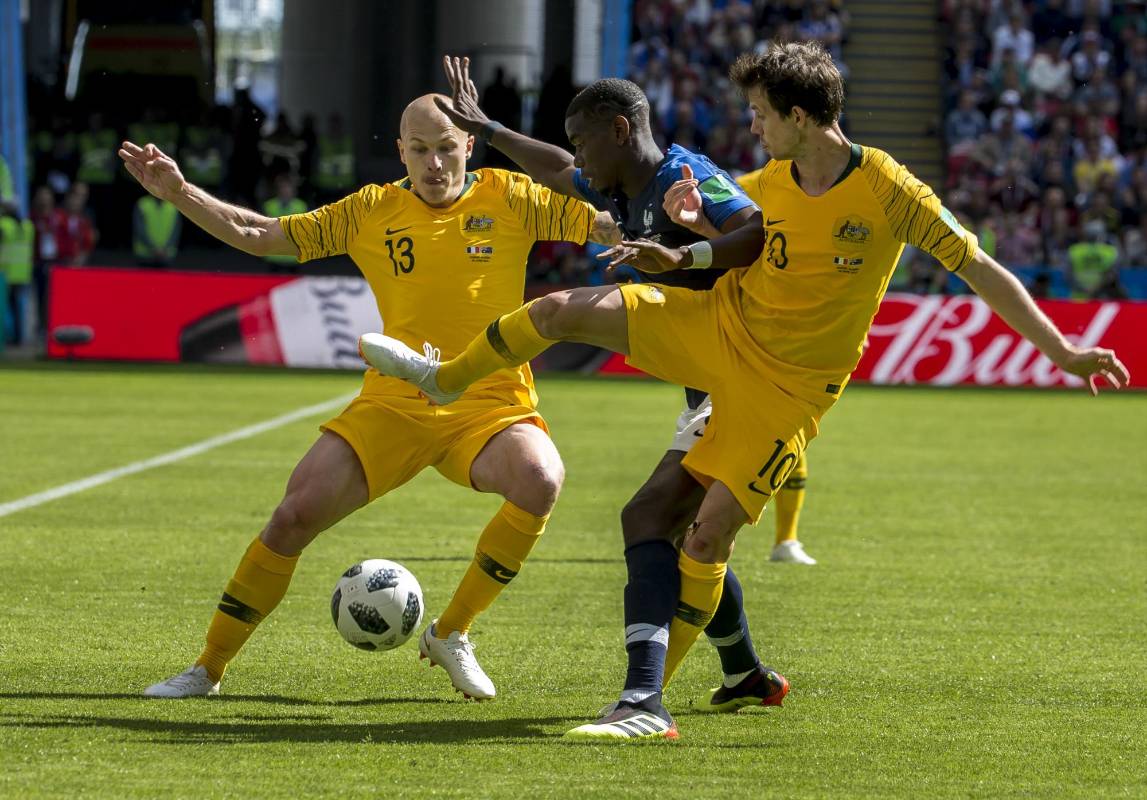 Cuando el partido iba 0-0 el árbitro pidió la revisión de una jugada polémica al VAR, lo que derivó en el cobro de un penalti que representaría el primer gol de Francia, que terminaría ganando el encuentro por 2-1. Foto: Juan Antonio Sánchez, enviado especial