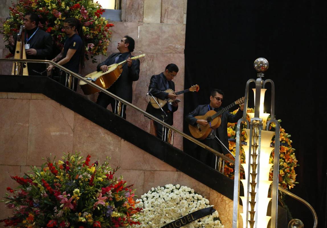 Con música en Bellas Artes fueron recibidos los restos. FOTO AP