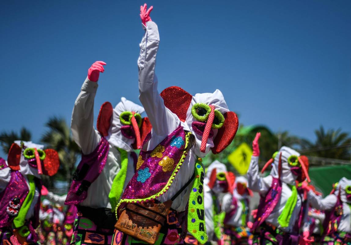 La caravana fue abierta por una multitud de comparsas de marimondas del Barrio Abajo, un colectivo de disfraces que durante 35 años ha participado en el principal desfile. FOTO AFP