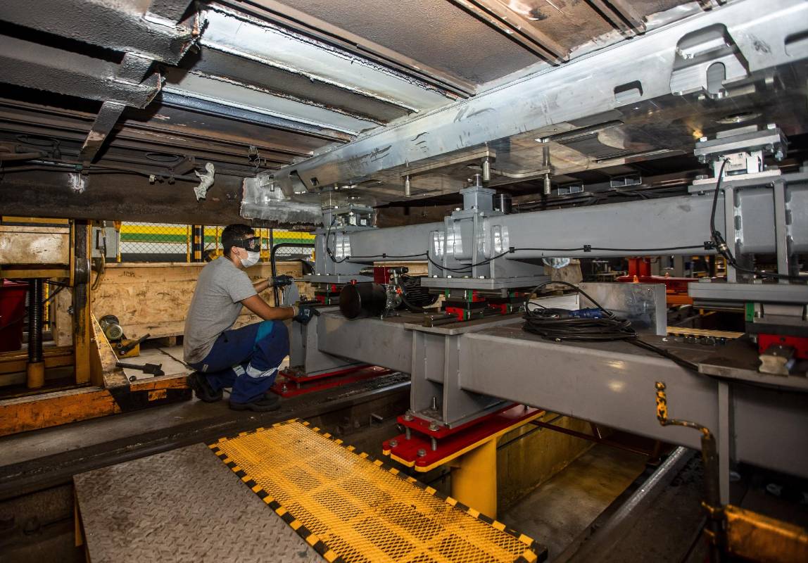 Los trenes 19 y 22 de la serie MAN, de los cuarenta y dos de la primera generación del Metro de Medellín, entraron a mantenimiento general en los talleres del Metro en Bello. Foto: Camilo Suárez 