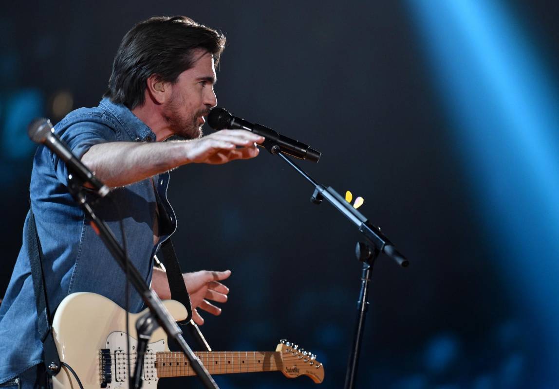 Juanes cantó Juntos, un tema en español en la ceremonia de los Grammy. FOTO AP