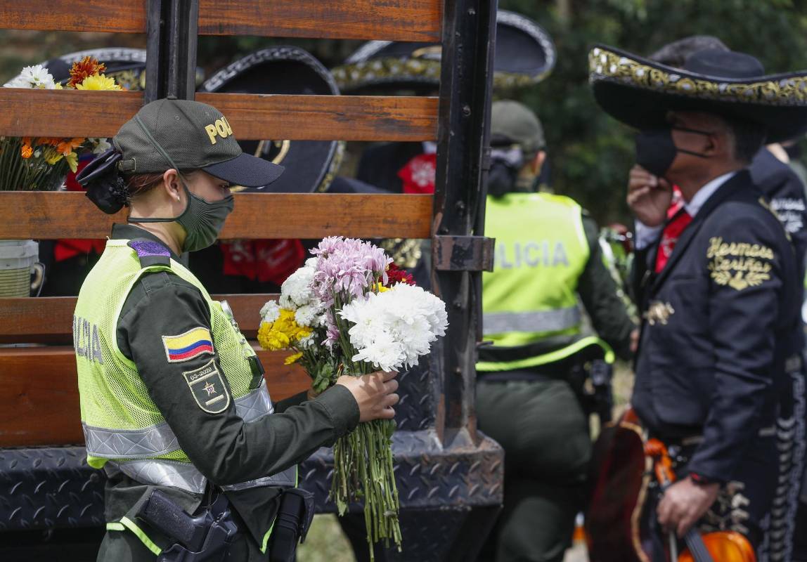Sorprendidas quedaron las madres en la unidad intermedia la piloto del barrio Manrique de Medellín, cuando llegaron miembros de la policía Metropolitana acompañados de un conjunto de mariachis a celebrarles su día especial. Foto: Manuel Saldarriaga Quintero.