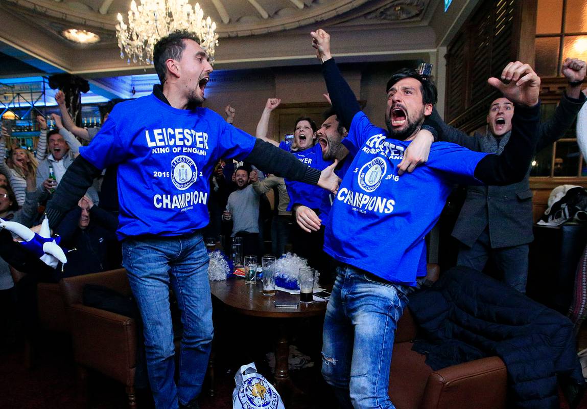 Los hinchas se reunieron en diferentes pub de Londres. FOTO AP