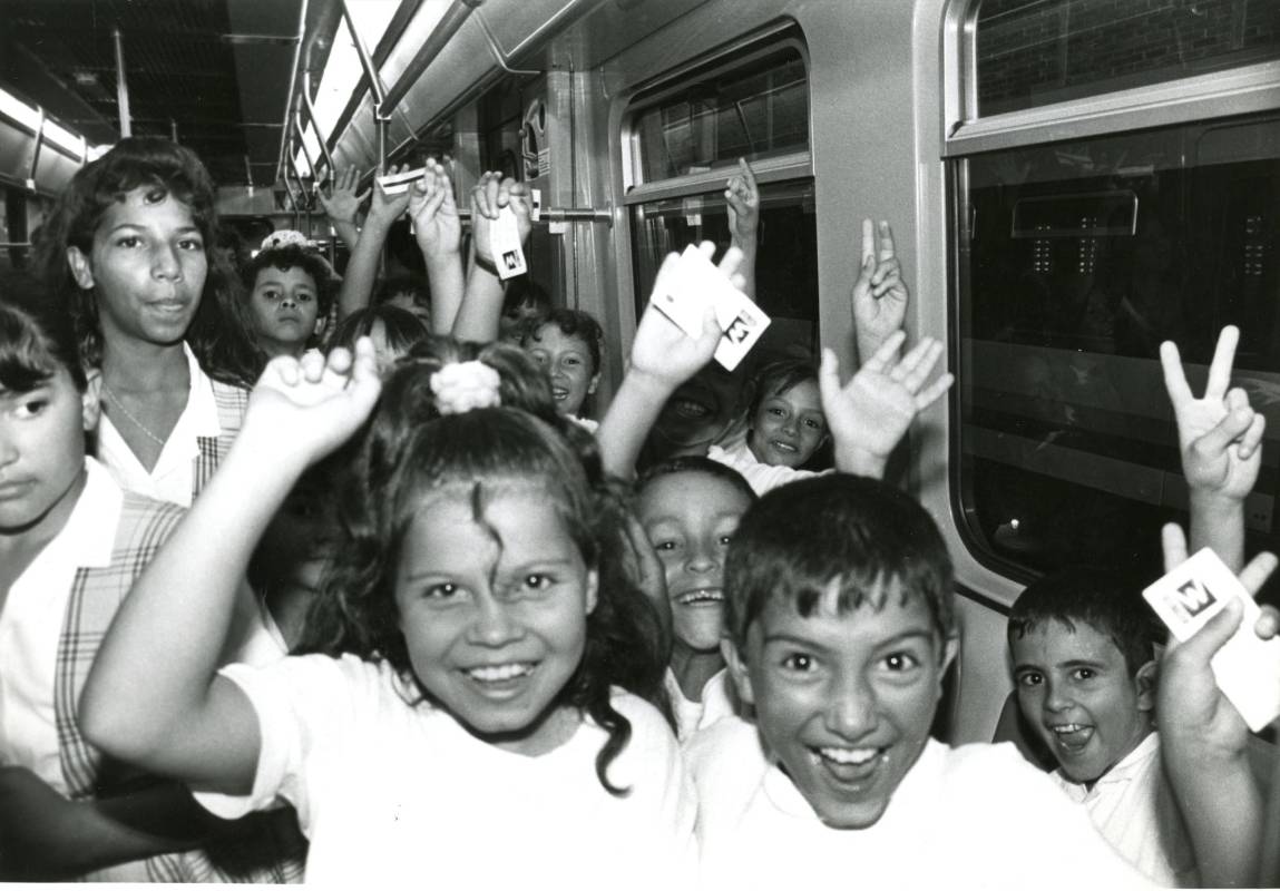 A las 11:00 a.m. del 30 de noviembre de 1995 operó el primer tren del metro, entre las estaciones Niquía y Poblado. La inauguración tuvo lugar en la plazoleta de la Alpujarra. “Por tenaces lo logramos”, fue el lema. FOTO: CIP - EL COLOMBIANO
