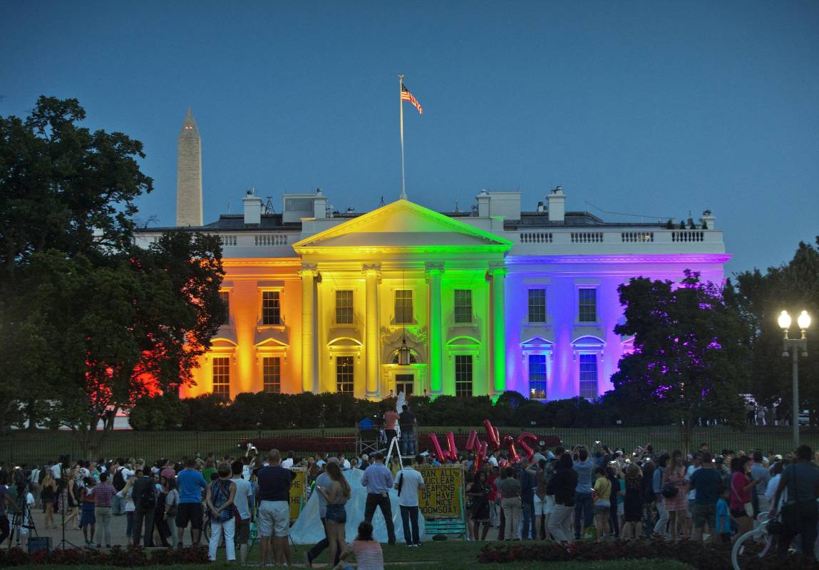 La fachada de la Casa Blanca se iluminó hoy con los colores del acoíris para celebrar el histórico fallo del Tribunal Supremo que legaliza el matrimonio homosexual en Estados Unidos.