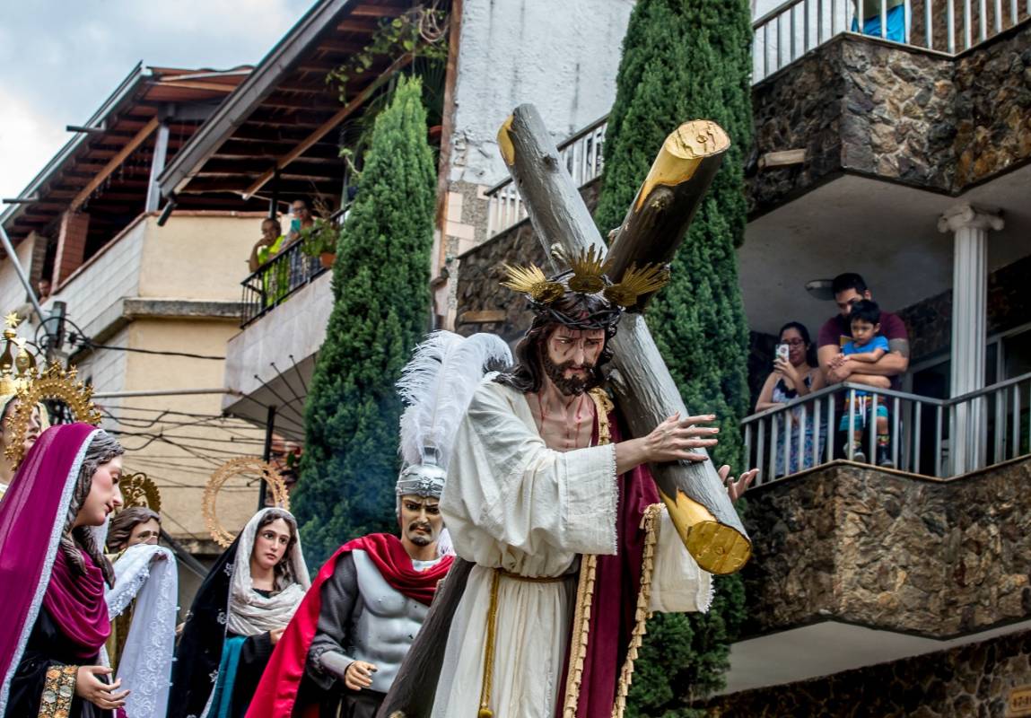 En este municipio del sur, el viacrucis lo lideró el padre Pedro Pablo Agudelo de la parroquia del barrio San Pio. Al mismo tiempo que se hacían las oraciones se recogían donaciones en alimentos y dinero para los más pobres. Foto: Juan Antonio Sánchez. 