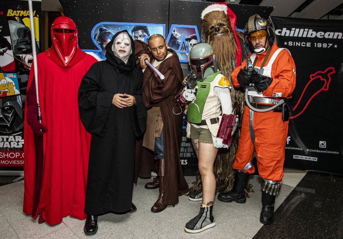 Más cosplayers en el estreno de Star Wars en Medellín. FOTO Jaime Pérez