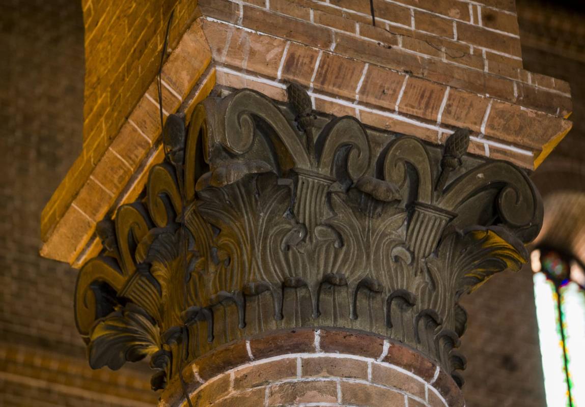 Otro sutil acabado son los capiteles de las columnas, que son los soportes en la parte más alta. En muchas iglesias del mundo se graban diseños de otros estilos, pero en esta catedral son de orden nacional. FOTO JULIO CÉSAR HERRERA