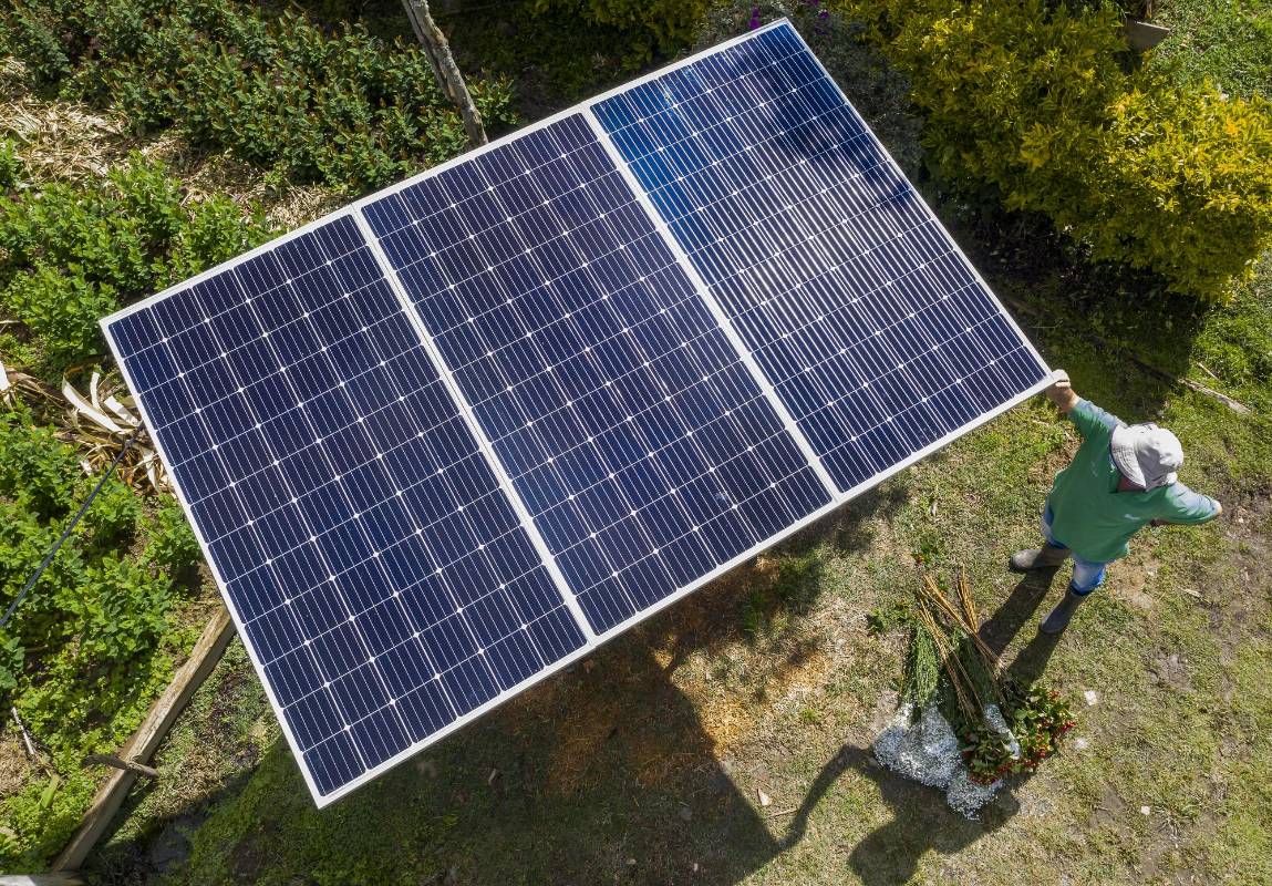 Édgar Correa de la Finca Rancho Viejo tiene en su granja 200 bombillos, de los cuales 90 que se alimentan de los paneles solares. El ahorro en las facturas de energía lo calcula en un 40 %. Foto: Manuel Saldarriaga