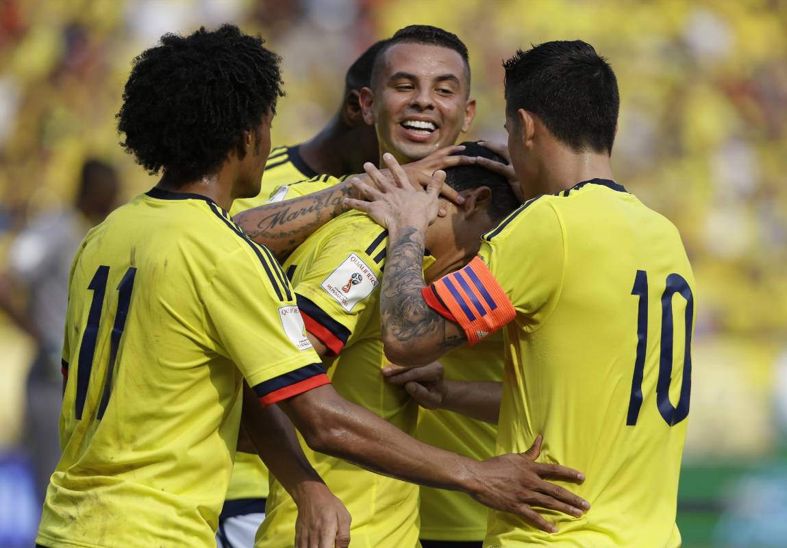 Carlos Bacca celebra, junto con sus compañeros, el tercer gol. FOTO AP