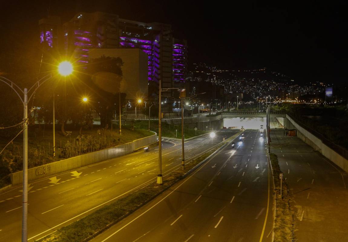 La cuarentena por la vida, en el marco de la alerta naranja en Antioquía, el transito de peatones se redujo un 95% en las calles de Medellín. Foto: Manuel Saldarriaga Quintero.