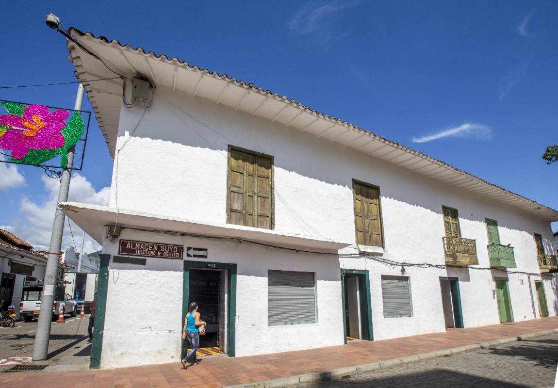 La fachada está recién pintada y por esta razón no se nota el mal estado en que se encuentra su interior. Foto Juan Antonio Sánchez Ocampo