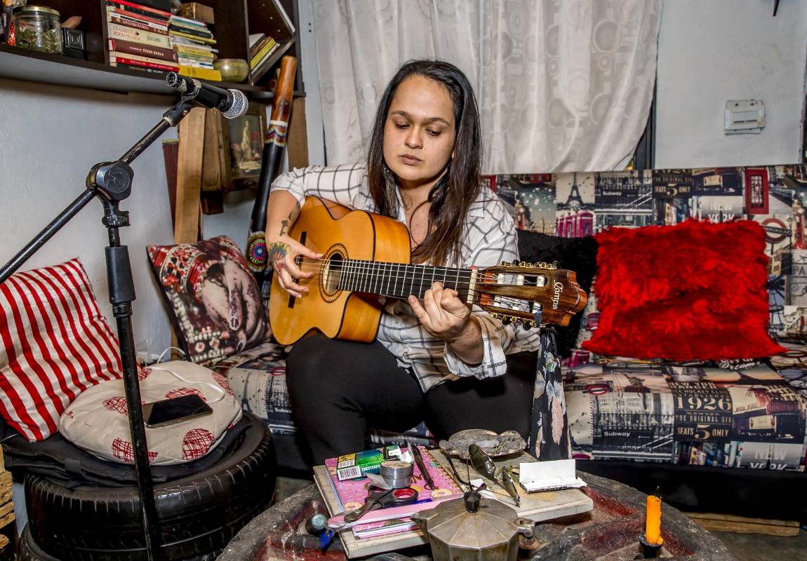 Saralamar, Cantautora, compositora, guitarrista popular aficionada del Flamenco. Este año el lema del evento es Festival Flamenco en Casa. Foto Juan Antonio Sánchez Ocampo