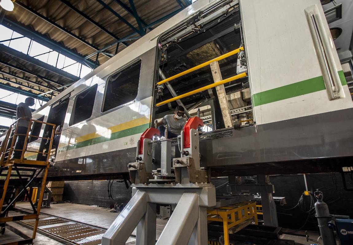 Los trenes 19 y 22 de la serie MAN, de los cuarenta y dos de la primera generación del Metro de Medellín, entraron a mantenimiento general en los talleres del Metro en Bello. Foto: Camilo Suárez 